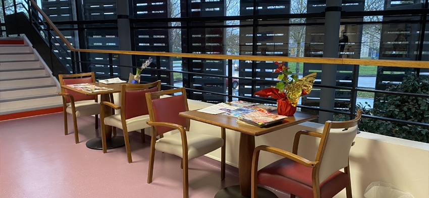 Les professionnels accompagnent les personnes âgées avec bienveillance à l'Ehpad de Saint-Dizier 52.