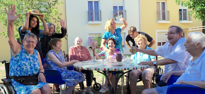 Le jardin de l'Ehpad la maison des Micocouliers, maison de retraite médicalisée à à Roquebrune sur Argens, 83 Var, France.